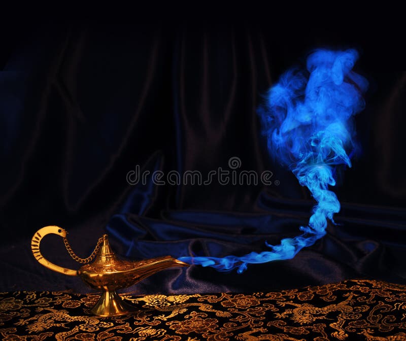 Magie Aladdin džin lampa s modrý kouř, ale ne genie tvář.