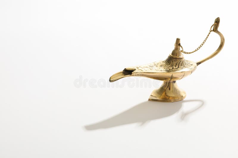 Aladdin Lamp mágico no fundo branco imagem de stock Aladdin Lamp mágico no fundo branco imagem de stock