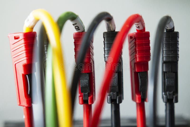 Alambres eléctricos con los enchufes terminales Herramientas de la ingeniería eléctrica de la prueba fotos de archivo libres de regalías Alambres eléctricos con los enchufes terminales Herramientas de la ingeniería eléctrica de la prueba fotos de archivo libres de regalías