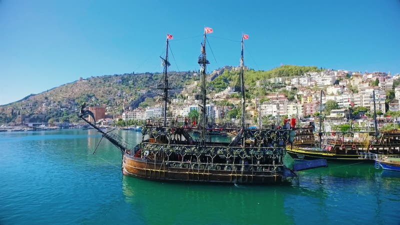 Alanya Turkiet - Oktober 14, 2016: skepp med att dansa ombord turister