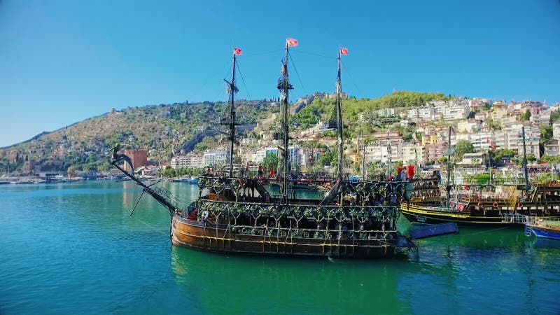 Alanya Turkiet - Oktober 14, 2016: skepp med att dansa ombord turister