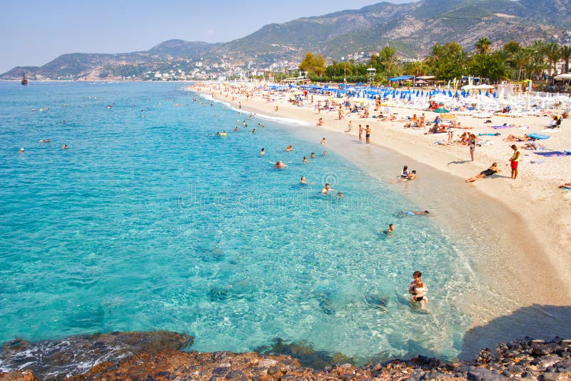 Alanya, Τουρκία - 14 Σεπτεμβρίου 2017: Τροπική παραλία θάλασσας με τους κολυμπώντας τουρίστες στο θέρετρο θερινών διακοπών στοκ φωτογραφίες