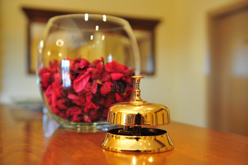 Alarma de cobre amarillo de oro del hotel foto de archivo Alarma de cobre amarillo de oro del hotel foto de archivo
