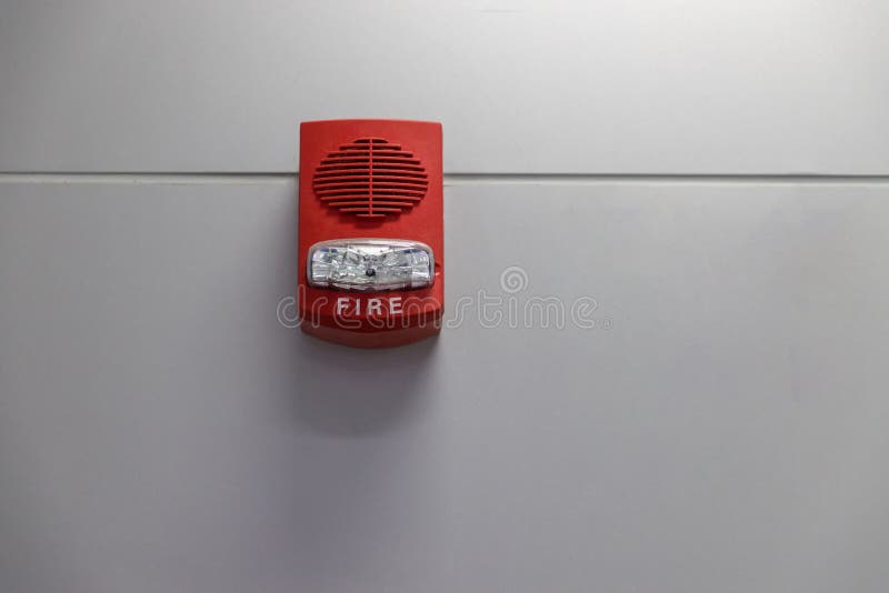 Alarma contra incendios con luz estroboscópica Foto de stock 2303235361