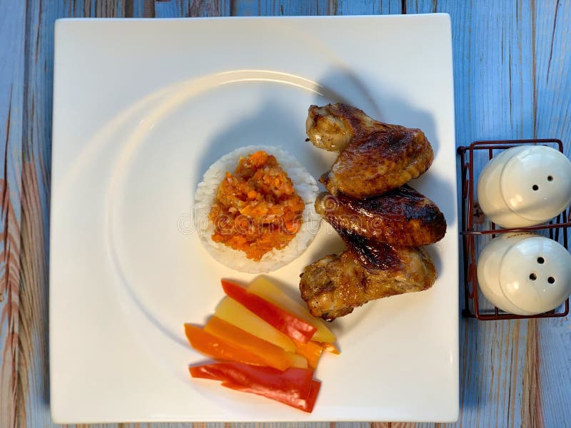 Alas de pollo fritas, arroz imagen de archivo Alas de pollo fritas, arroz imagen de archivo