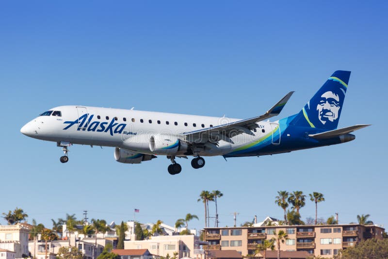Alaska Airlines Skywest Embraer ERJ 175 Flugzeug Flughafen San Diego stockfotos Alaska Airlines Skywest Embraer ERJ 175 Flugzeug Flughafen San Diego stockfotos