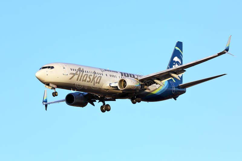 Alaska Airlines som ankommer i Chicago i aftonen royaltyfri bild Alaska Airlines som ankommer i Chicago i aftonen royaltyfri bild