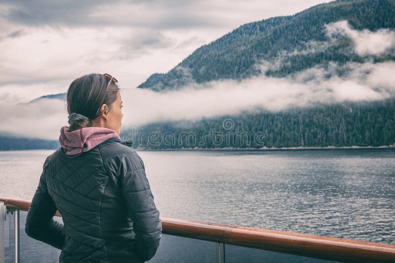 Alaska dentro da mulher do turista do cruzeiro da passagem em Misty Fjords perto de Ketchikan, atração famosa do Alasca do marco