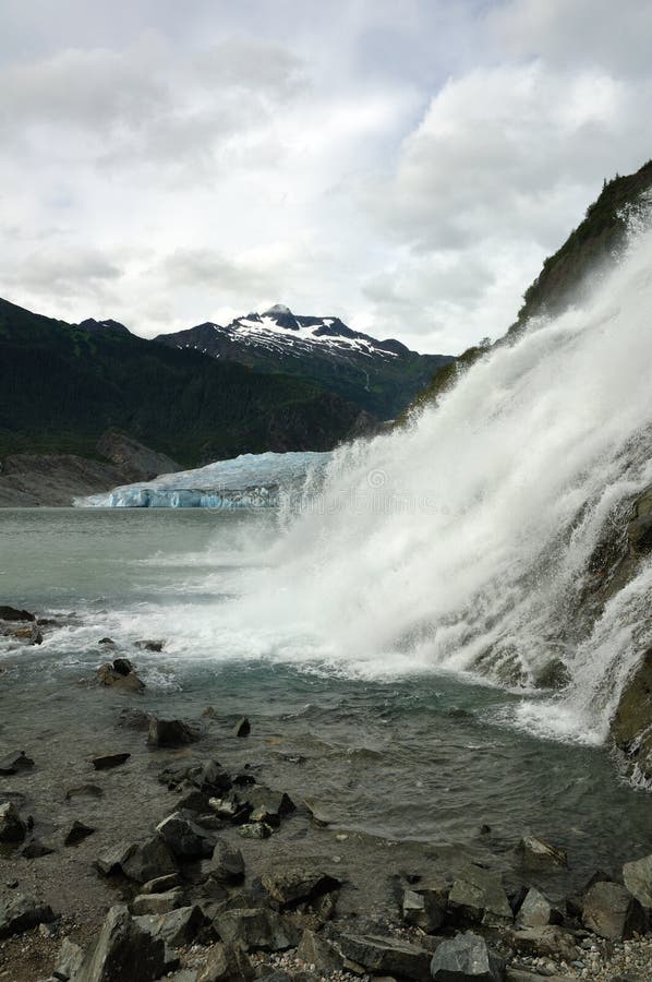 alaska faller klumpen för glaciärjuneau mendenhall royaltyfri fotografi alaska faller klumpen för glaciärjuneau mendenhall royaltyfri fotografi