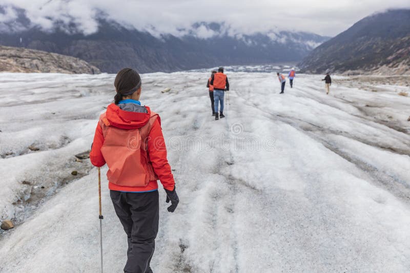 Alaska glacier hiker excursão de navios de cruzeiro. menina turística caminhando com grupo de caminhantes na aventura do gelo azul