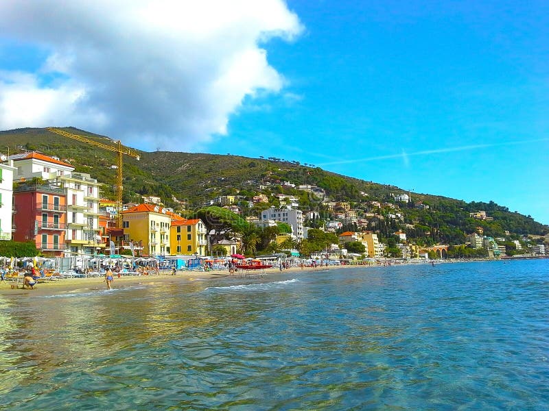 ALASSIO, SAVONA, ITALIA - SEPTIEMBRE DE 2017: Centro turístico famoso en Riviera ligur del oeste, región San Remo, ` Azur, Italia fotografía de archivo libre de regalías ALASSIO, SAVONA, ITALIA - SEPTIEMBRE DE 2017: Centro turístico famoso en Riviera ligur del oeste, región San Remo, ` Azur, Italia fotografía de archivo libre de regalías