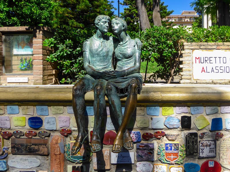 Alassio (SV), ITALY - August 05, 2016: "Muretto di Alassio", the famous Little Wall in Alassio with the bronze statue of the lovers. Bronze Wall Il Muretto, Bronze Statue of the Lovers by Eros Pellini. Alassio (SV), ITALY - August 05, 2016: "Muretto di Alassio", the famous Little Wall in Alassio with the bronze statue of the lovers. Bronze Wall Il Muretto, Bronze Statue of the Lovers by Eros Pellini