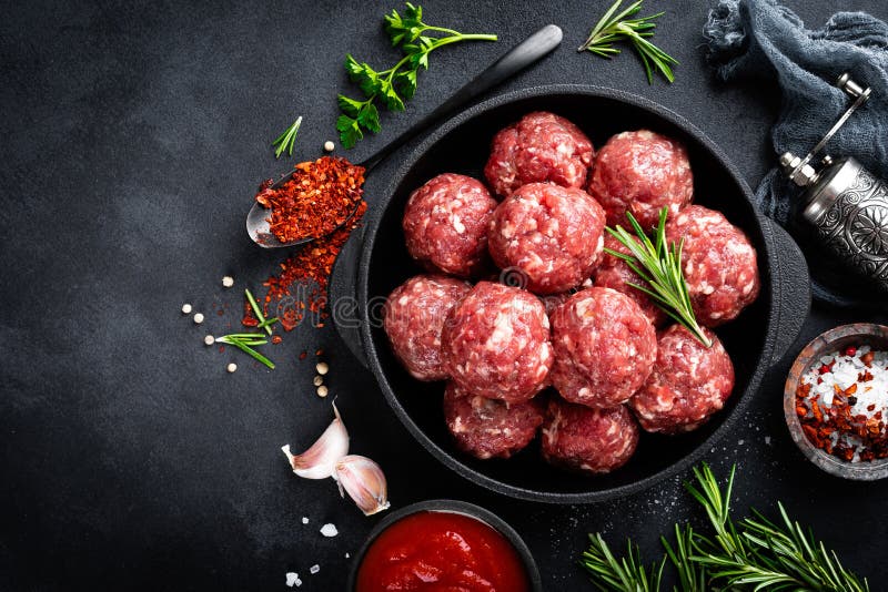 Alb?ndigas crudas frescas de la carne de vaca con las especias fotografía de archivo libre de regalías Alb?ndigas crudas frescas de la carne de vaca con las especias fotografía de archivo libre de regalías