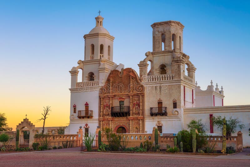 Alba al San Xavier Mission Church in Tucson fotografia stock Alba al San Xavier Mission Church in Tucson fotografia stock
