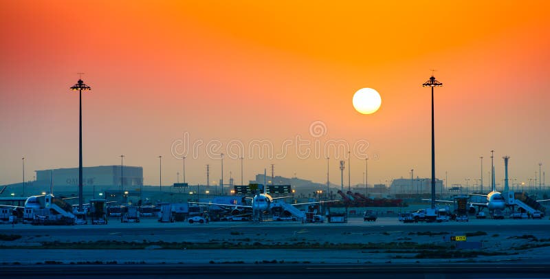 Alba all'aeroporto di Doha fotografia stock libera da diritti Alba all'aeroporto di Doha fotografia stock libera da diritti