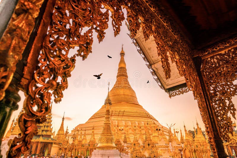 Alba alla pagoda di Shwedagon in Rangoon fotografia stock Alba alla pagoda di Shwedagon in Rangoon fotografia stock