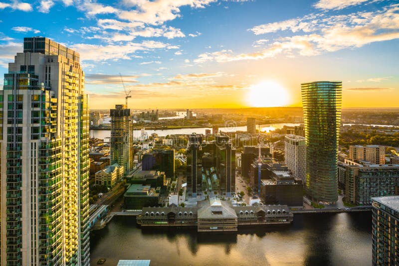 Alba a Canary Wharf nella città di Londra fotografia stock libera da diritti Alba a Canary Wharf nella città di Londra fotografia stock libera da diritti