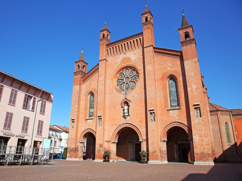 Alba, Cuneo, Italia Duomo di San Lorenzo (cattedrale) fotografia stock Alba, Cuneo, Italia Duomo di San Lorenzo (cattedrale) fotografia stock