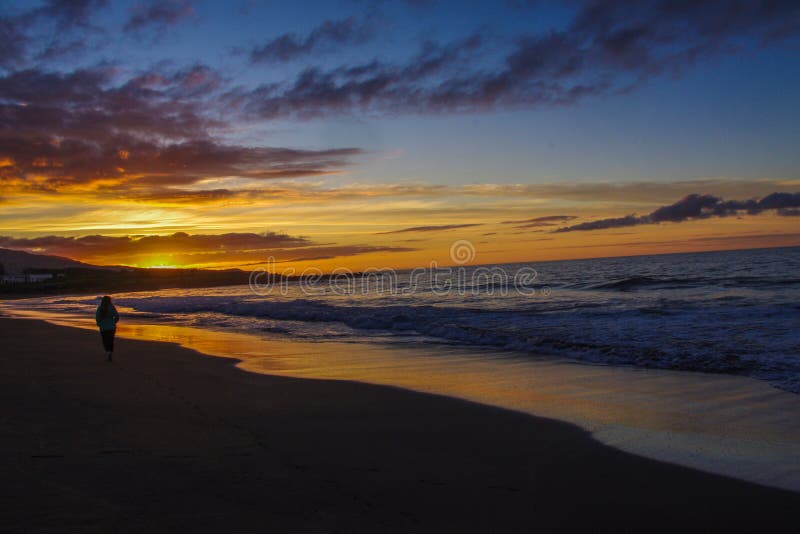 Alba dall'Oceano Atlantico e dalla ragazza di luce fotografia stock libera da diritti Alba dall'Oceano Atlantico e dalla ragazza di luce fotografia stock libera da diritti