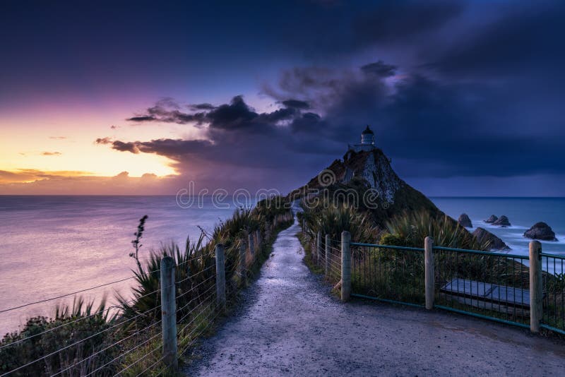 Alba del faro del punto della pepita, Nuova Zelanda fotografia stock Alba del faro del punto della pepita, Nuova Zelanda fotografia stock