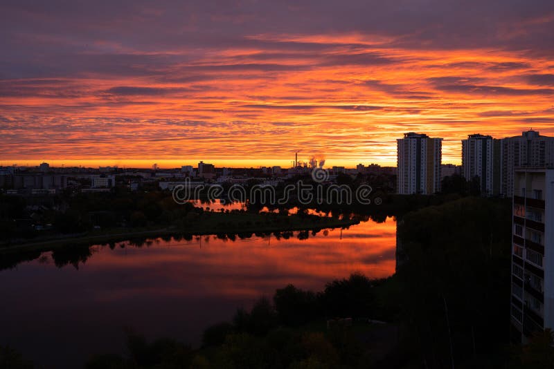 Alba della città sopra il fiume Bella alba urbana fotografie stock Alba della città sopra il fiume Bella alba urbana fotografie stock