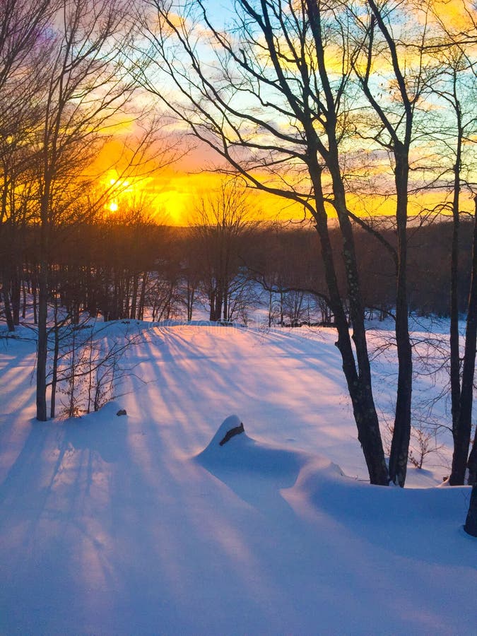 Alba di mattina di inverno in Catskills immagini stock libere da diritti Alba di mattina di inverno in Catskills immagini stock libere da diritti