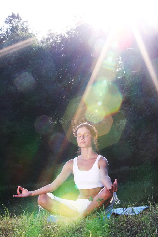 Alba di yoga del loto fotografie stock libere da diritti Alba di yoga del loto fotografie stock libere da diritti