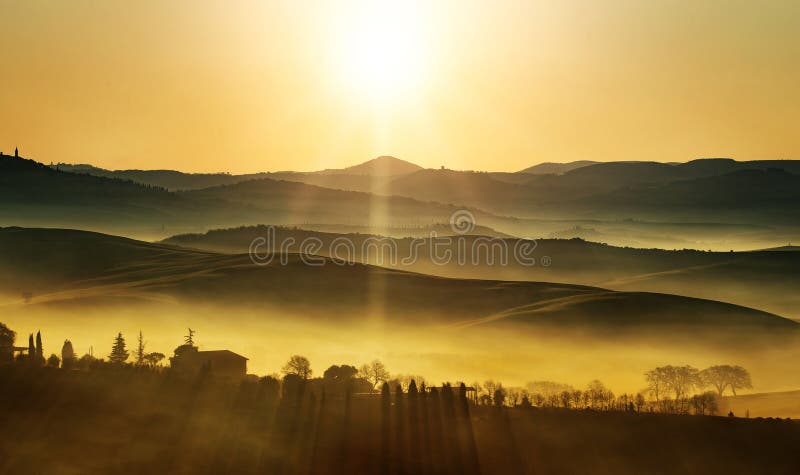 Alba dorata sulle colline immagini stock libere da diritti Alba dorata sulle colline immagini stock libere da diritti