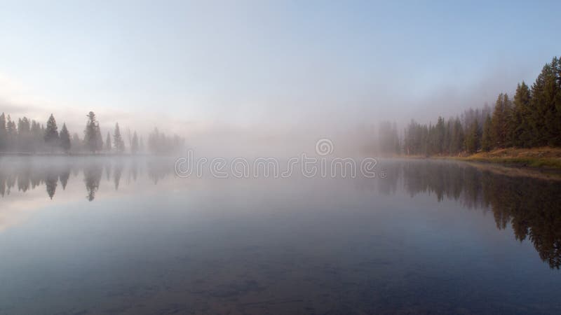 Alba il fiume Yellowstone, Yellowstone NP, U.S.A. immagine stock libera da diritti Alba il fiume Yellowstone, Yellowstone NP, U.S.A. immagine stock libera da diritti
