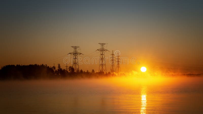 Alba industriale sul bacino di Reftinskoye, Russia, Ural immagini stock libere da diritti Alba industriale sul bacino di Reftinskoye, Russia, Ural immagini stock libere da diritti