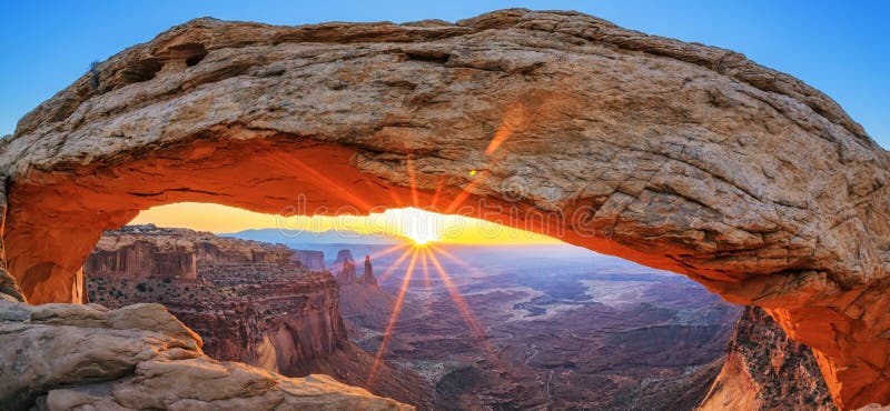 Alba a Mesa Arch nel parco nazionale di Canyonlands immagini stock libere da diritti Alba a Mesa Arch nel parco nazionale di Canyonlands immagini stock libere da diritti
