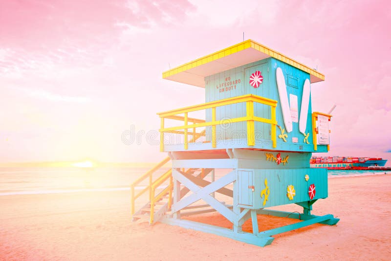 Alba in Miami Beach Florida, con una casa variopinta del bagnino immagini stock libere da diritti Alba in Miami Beach Florida, con una casa variopinta del bagnino immagini stock libere da diritti