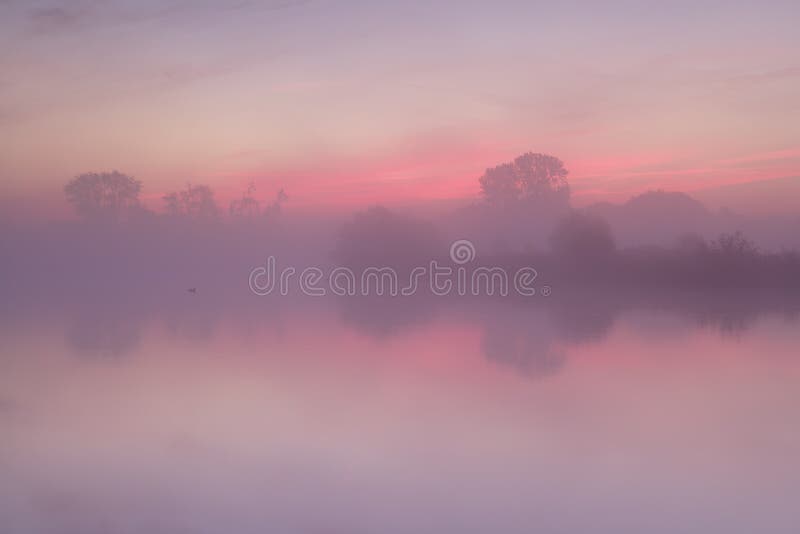 Alba nebbiosa rossa sopra il lago calmo fotografia stock libera da diritti Alba nebbiosa rossa sopra il lago calmo fotografia stock libera da diritti