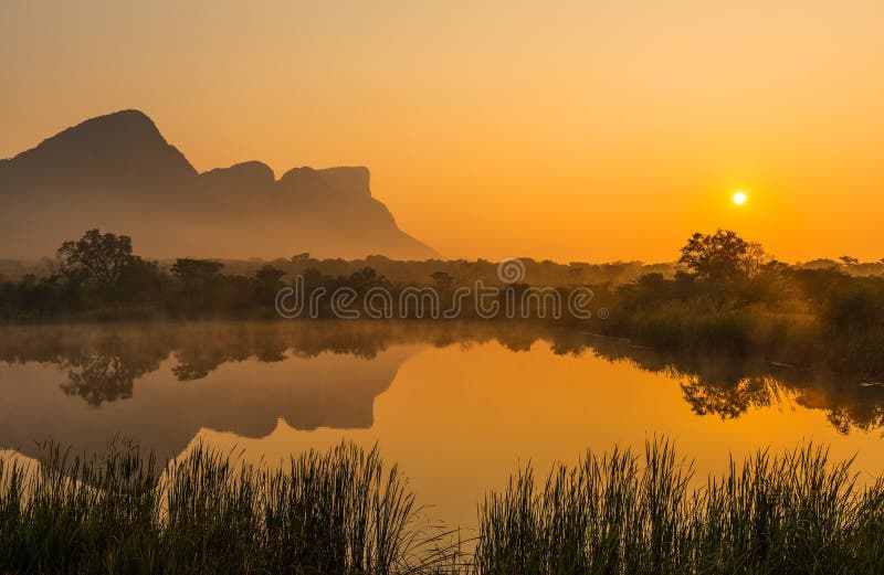 Alba nel Entabeni Safari Game Reserve, Sudafrica fotografia stock Alba nel Entabeni Safari Game Reserve, Sudafrica fotografia stock