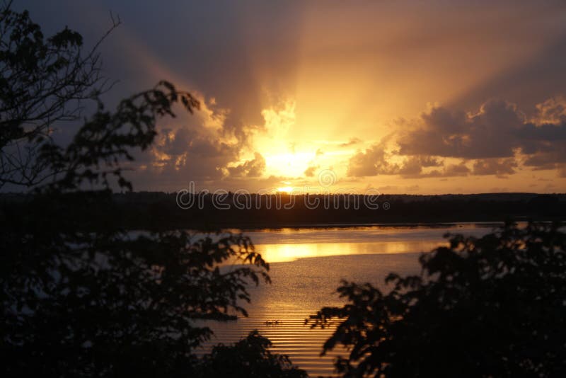 Alba nel sao Francisco River con gli alberi fotografia stock libera da diritti Alba nel sao Francisco River con gli alberi fotografia stock libera da diritti