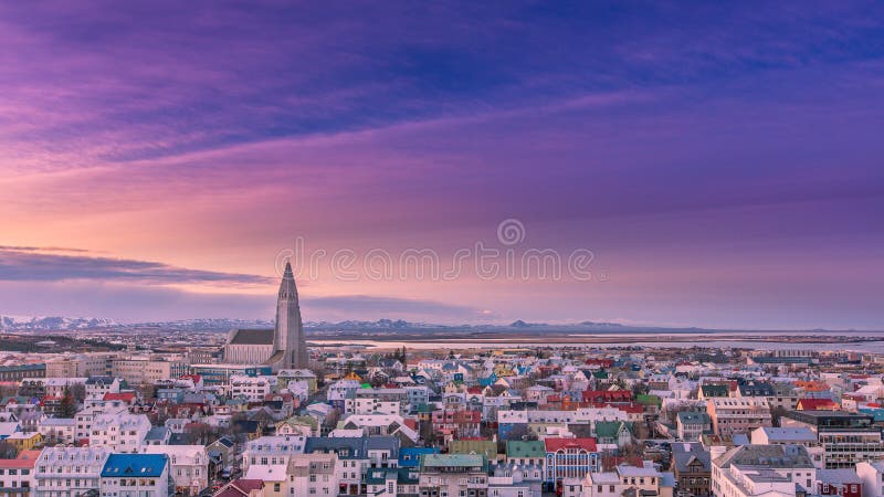 Alba a Reykjavik, Islanda fotografia stock libera da diritti Alba a Reykjavik, Islanda fotografia stock libera da diritti
