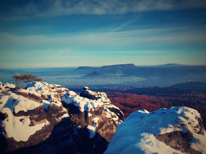 Alba rosada en paisaje montañoso Mañana brumosa del invierno temprano fotografía de archivo libre de regalías Alba rosada en paisaje montañoso Mañana brumosa del invierno temprano fotografía de archivo libre de regalías