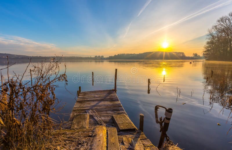 Alba sopra il lago alla conclusione dell'inverno fotografia stock Alba sopra il lago alla conclusione dell'inverno fotografia stock