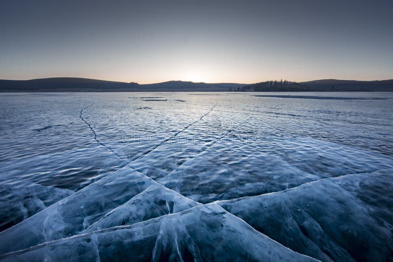 Alba sopra il lago congelato Khuvsgul in Mongolia del Nord immagine stock libera da diritti Alba sopra il lago congelato Khuvsgul in Mongolia del Nord immagine stock libera da diritti