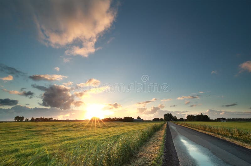 Alba sopra la strada della campagna fotografia stock libera da diritti Alba sopra la strada della campagna fotografia stock libera da diritti