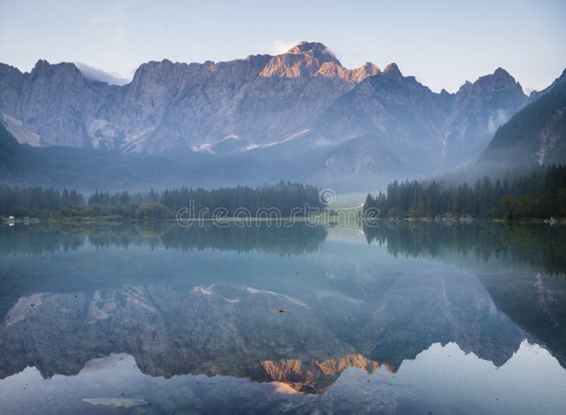 Alba spettacolare e bella sopra il lago mountain immagini stock libere da diritti Alba spettacolare e bella sopra il lago mountain immagini stock libere da diritti