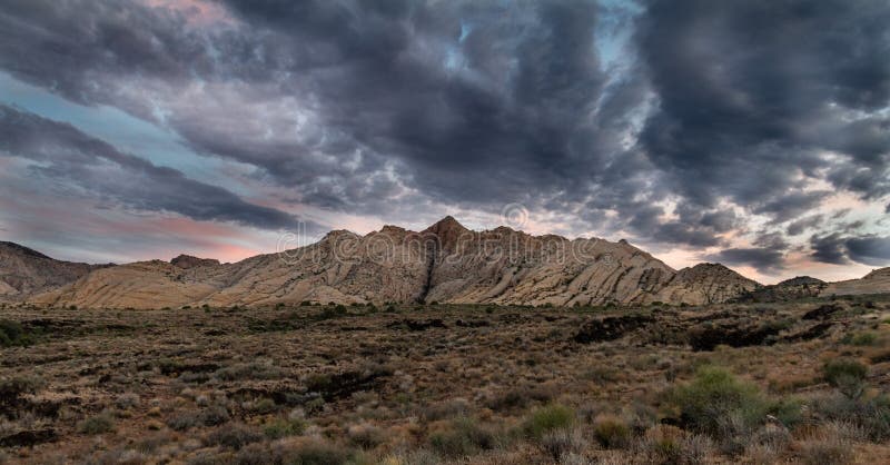 Alba spettacolare epica con le nuvole variopinte splendide al parco di stato del canyon della neve in st George Utah immagine stock Alba spettacolare epica con le nuvole variopinte splendide al parco di stato del canyon della neve in st George Utah immagine stock