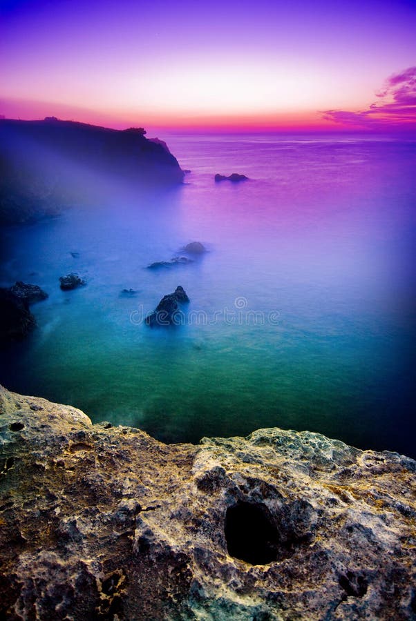 Alba strana e lugubre sopra il mare immagine stock Alba strana e lugubre sopra il mare immagine stock