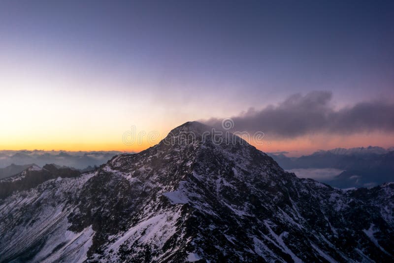 Alba sul Parpaner Rothorn nelle alpi - 1 fotografia stock Alba sul Parpaner Rothorn nelle alpi - 1 fotografia stock