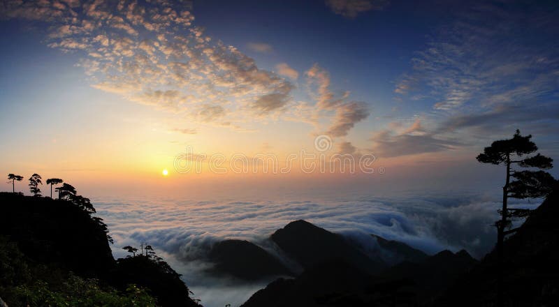 Alba sulla montagna fotografia stock Alba sulla montagna fotografia stock