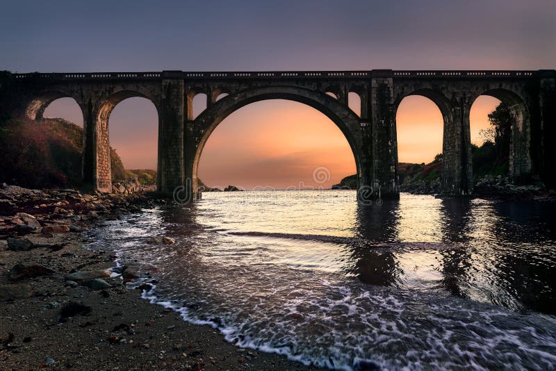Alba in un ponte sopra la spiaggia di a immagini stock Alba in un ponte sopra la spiaggia di a immagini stock