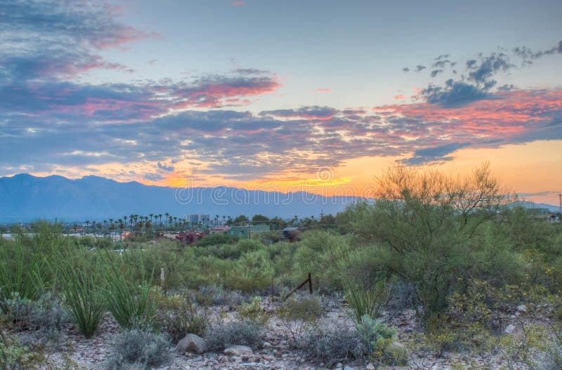 Alba variopinta sopra le montagne di Tucson in Arizona fotografia stock libera da diritti Alba variopinta sopra le montagne di Tucson in Arizona fotografia stock libera da diritti