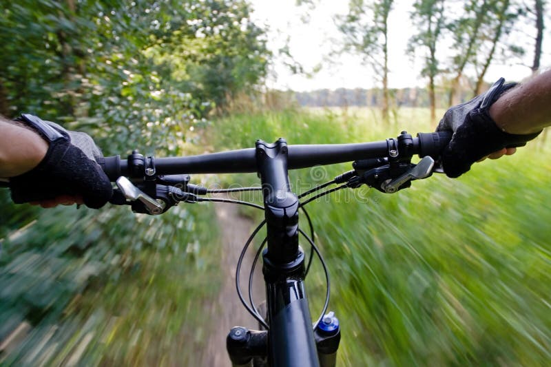 Albastru mișcare bicicletă de munte stock photos