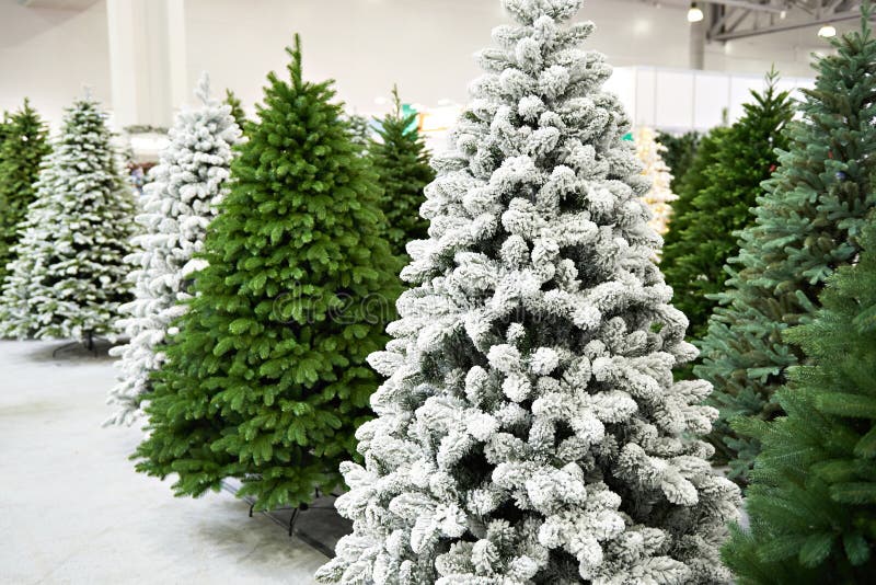 Alberi di Natale artificiali decorativi in deposito fotografia stock libera da diritti Alberi di Natale artificiali decorativi in deposito fotografia stock libera da diritti