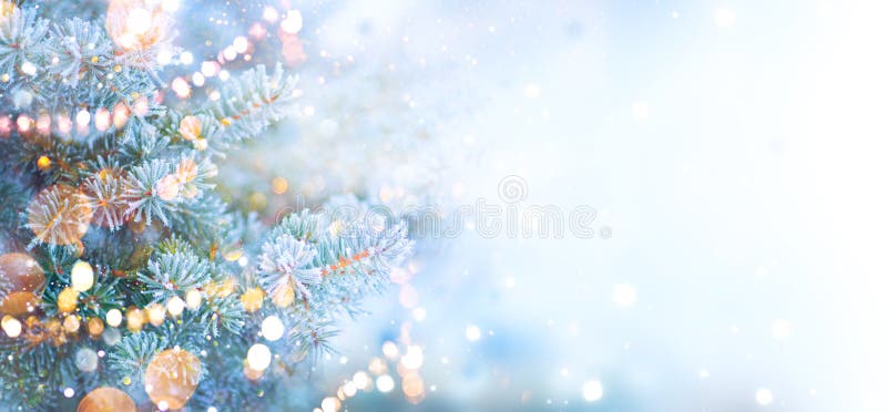 Albero di festa di Natale decorato con le luci della ghirlanda Fondo della neve del confine immagini stock libere da diritti Albero di festa di Natale decorato con le luci della ghirlanda Fondo della neve del confine immagini stock libere da diritti